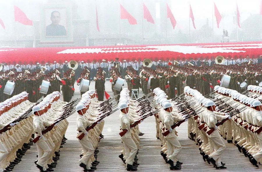 中國(guó)閱兵史上的霸氣瞬間，回顧1984年的閱兵盛況，中國(guó)閱兵史上的霸氣瞬間，回顧1984年閱兵盛況的震撼瞬間