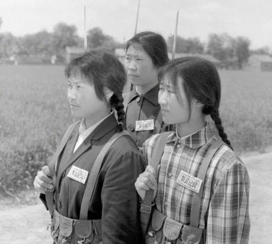 中國(guó)女兵老照片，歷史中的巾幗英雄形象展現(xiàn)，中國(guó)女兵老照片，歷史巾幗英雄形象展