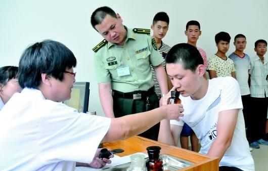 男兵體檢的尷尬圖，理解與尊重的重要性，男兵體檢中的尊重與理解的必要性，尷尬瞬間的思考