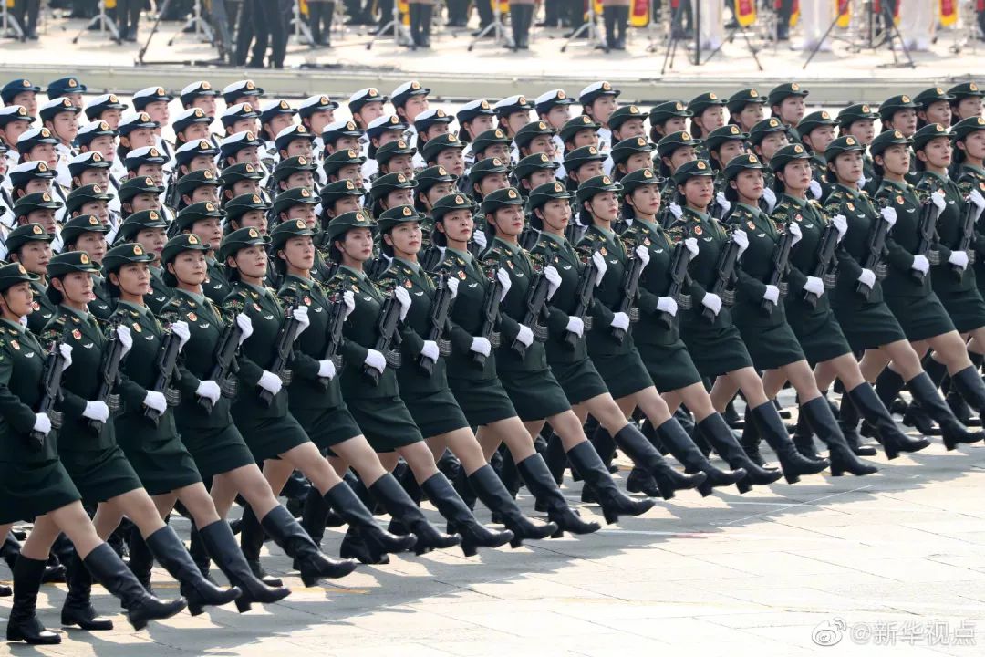 國慶閱兵女兵方隊(duì)視頻，展現(xiàn)新時(shí)代巾幗英雄風(fēng)采，國慶閱兵女兵方隊(duì)視頻，展現(xiàn)新時(shí)代巾幗英雄風(fēng)采閃耀閱兵場