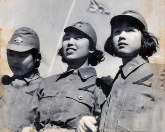 中國女兵敬禮圖片，展現(xiàn)力量與榮耀的象征，中國女兵敬禮，力量與榮耀的展現(xiàn)