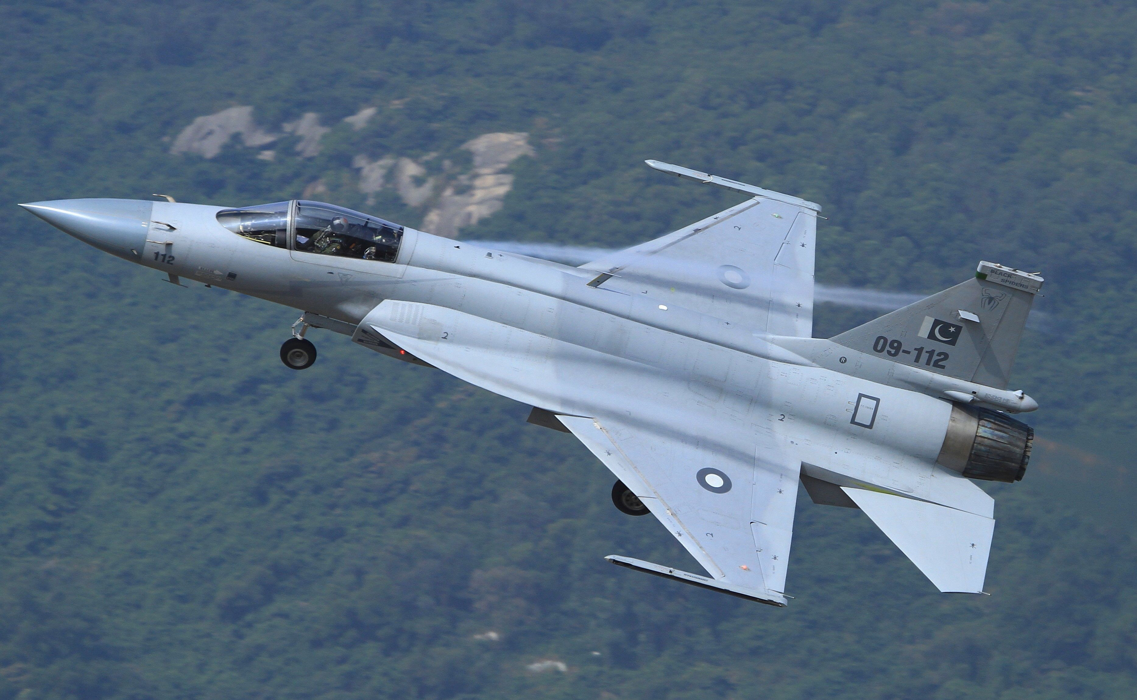 梟龍戰(zhàn)斗機(jī)圖片，展現(xiàn)中國空軍力量的驕傲，梟龍戰(zhàn)斗機(jī)風(fēng)采，中國空軍力量的驕傲圖片展示