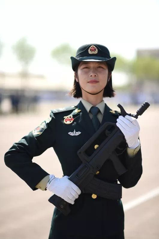 國(guó)慶閱兵最美女兵，榮光背后的堅(jiān)韌與毅力