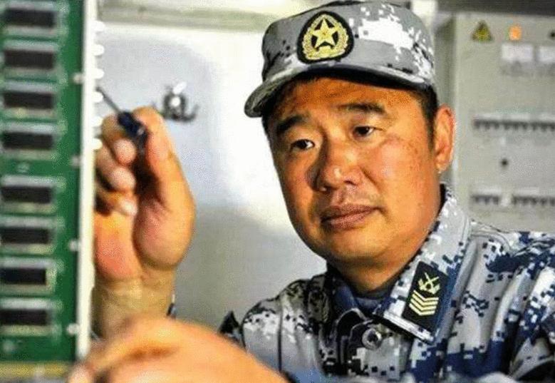 軍士長(zhǎng)和少尉誰(shuí)大？揭秘軍隊(duì)中的等級(jí)制度，揭秘軍隊(duì)等級(jí)制度，軍士長(zhǎng)與少尉的職級(jí)對(duì)比與解析
