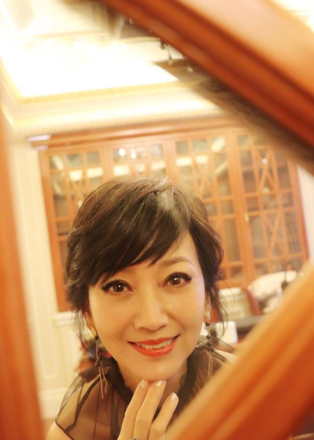 趙雅芝個(gè)人詳細(xì)簡(jiǎn)歷，趙雅芝，演藝生涯的傳奇人生簡(jiǎn)歷